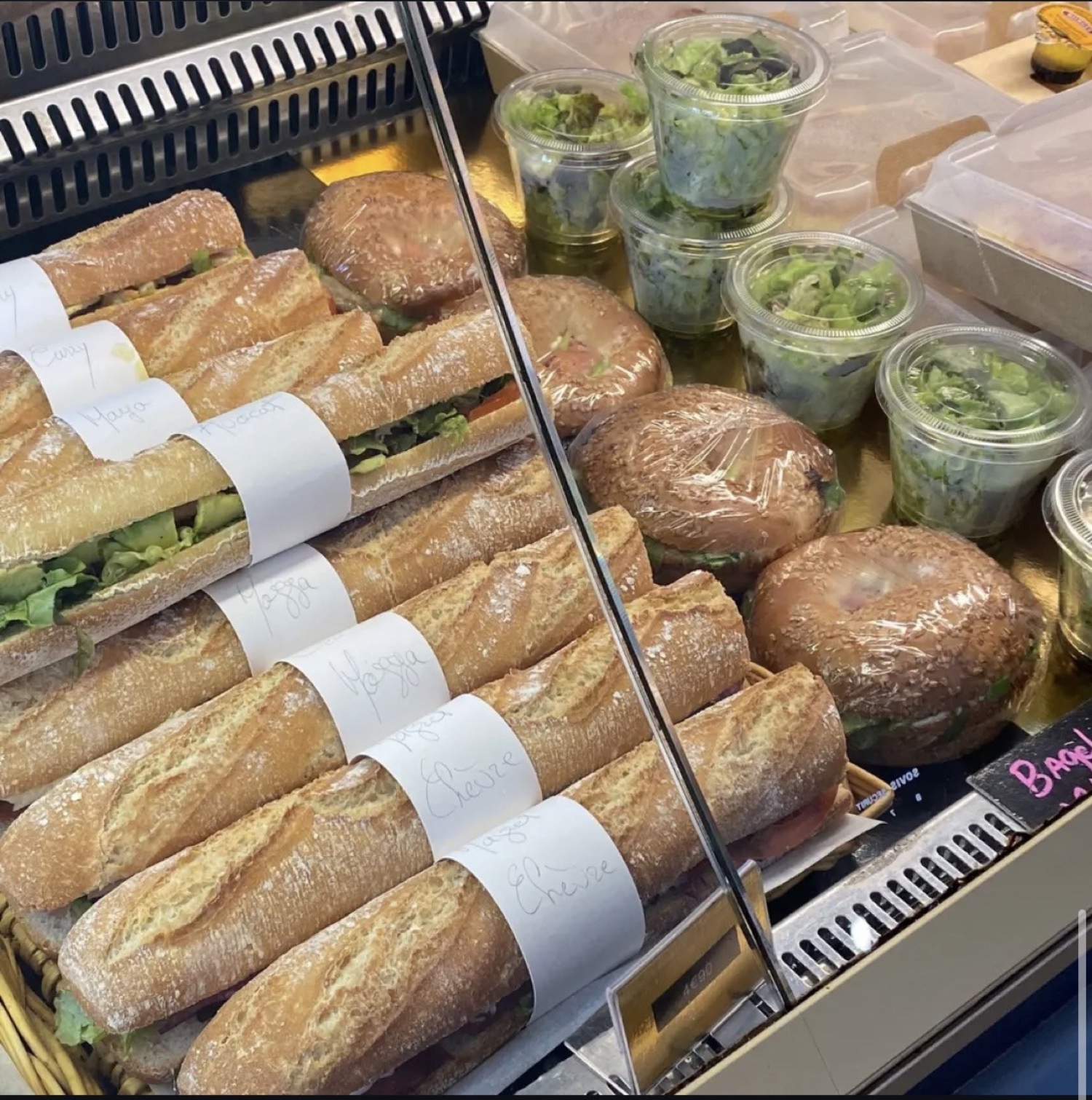 Vitrine de sandwichs et salades