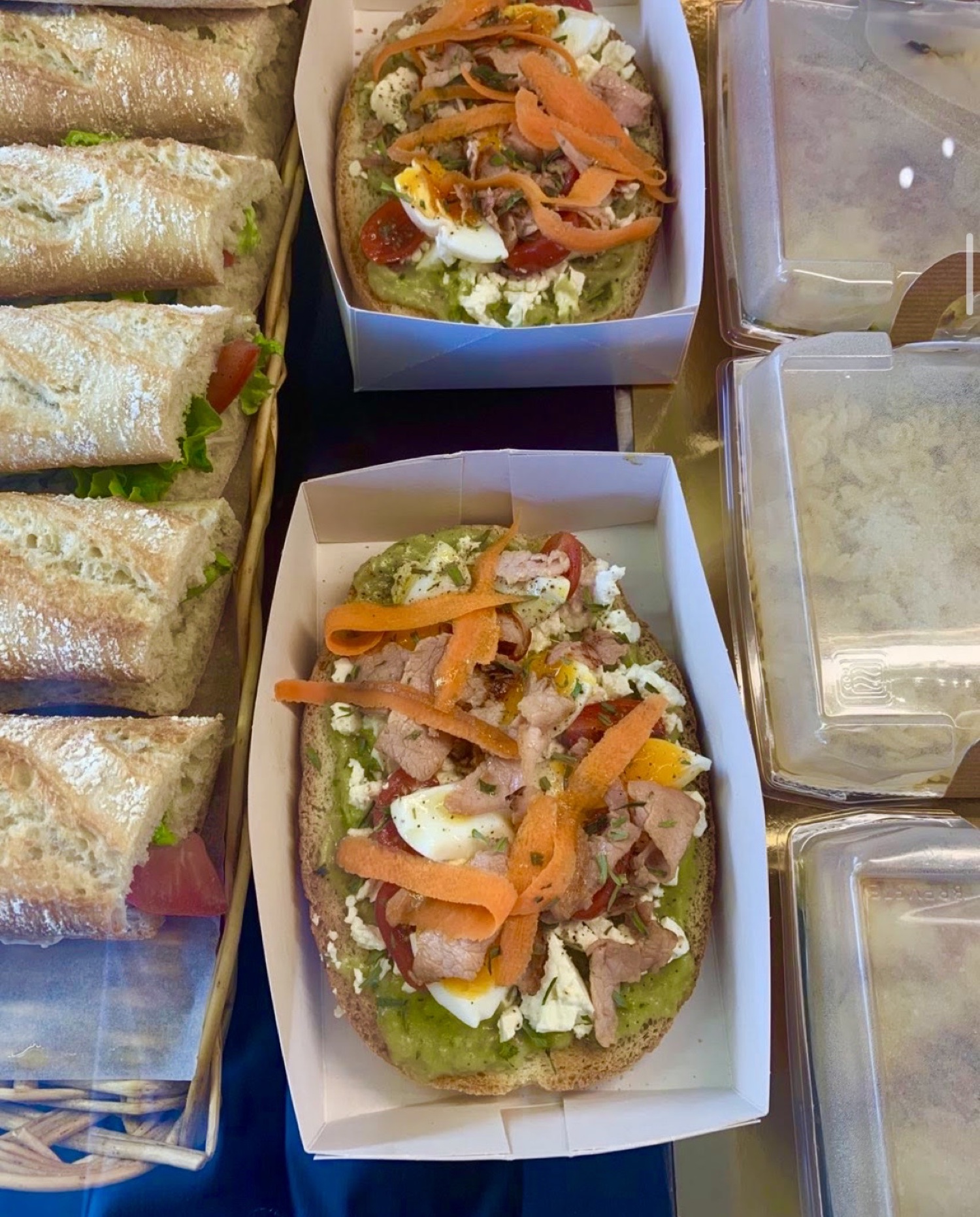Tartines et sandwichs frais en vitrine