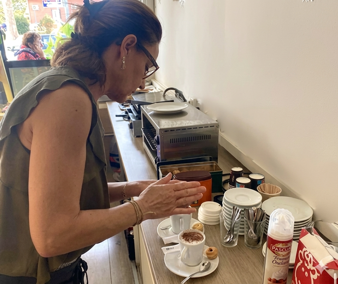 Isabelle prépare un café à L'Instant Gourmand